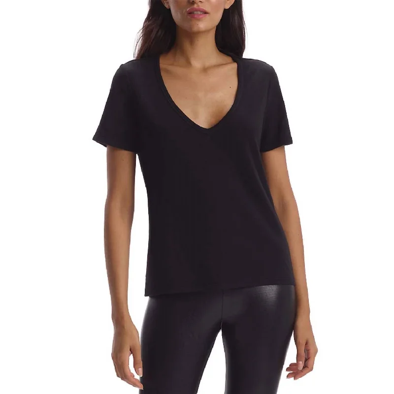 Bold and Elegant Women's Fashion Cloud Short Sleeve V-Neck Tee In Black