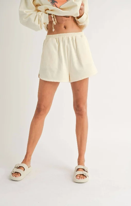 Women's Weekend Outfit Palms Short In Ivory