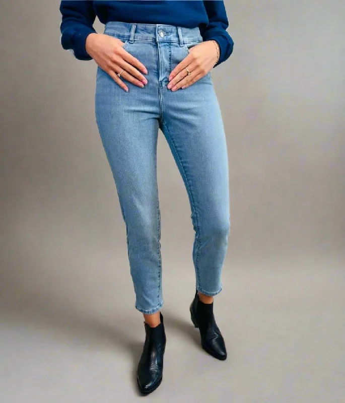 Women's Weekend Outfit Vintage Wash Light Denim Ankle Grazer Jeans